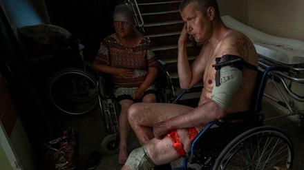 Ein verletzter ukrainischer Soldat und eine verletzte Zivilistin warten in der Region Donezk in der Ostukraine auf medizinische Behandlung.