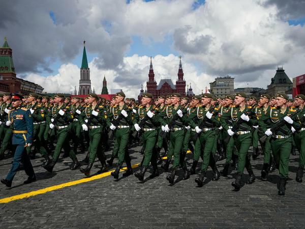 Russische Soldaten marschieren bei der Militärparade zum „Tag des Sieges“ durch Moskau. Anlässlich des 77. Jahrestages des Endes des Zweiten Weltkriegs feiert Russland – überschattet vom Krieg gegen die Ukraine – den Sieg über Hitler-Deutschland. Foto: Alexander Zemlianichenko/AP/dpa +++ dpa-Bildfunk +++