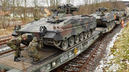 Wenn die Soldaten im sächsischen Marienberg verlegt werden, verladen sie ihre Schützenpanzer vom Typ Marder auf Güterzüge.