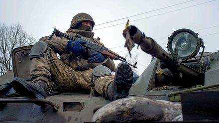 Die ostukrainische Stadt Mariupol wurde angegriffen. Das Foto zeigt einen ukrainischen Soldaten bei der Stadt Orlovka in der Nähe von Donezk. 