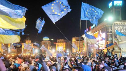 Demonstranten in Kiew schwenken die Fahnen der EU und der Ukraine. 