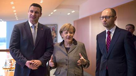 Bundeskanzlerin Angela Merkel empfing am Montag die ukrainischen Oppositionspolitiker Arseni Jazenjuk und Vitali Klitschko.