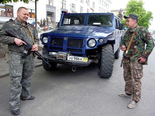 Pro-russische Milizen in Lugansk.