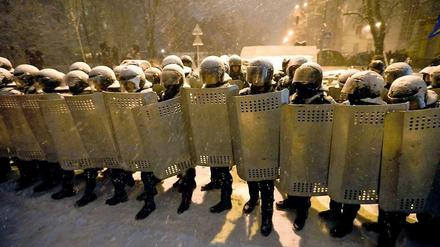 Die Polizei drängt die Demonstranten in Kiew zurück.