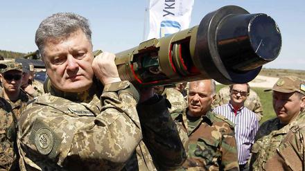 Ukraines Präsident Petro Poroschenko schultert bei einem Besuch im Militärcamp Desna die Panzerfaust gleich selber. 
