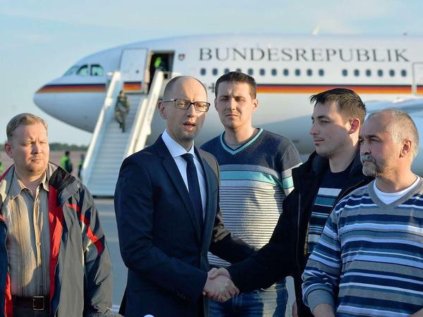 Die freigelassenen OSZE-Mitarbeiter werden vor dem Abflug nach Deutschland vom ukrainischen Übergang-Regierungschef Jatsenjuk auf dem Flughafen von Kiev verabschiedet.