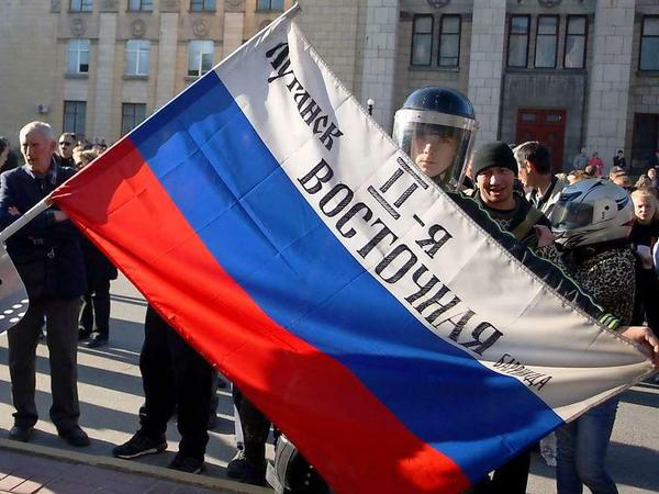 Aktivisten mit einer Russlandfahne in der ukrainischen Stadt Lugansk