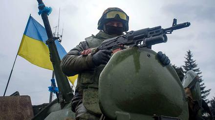 Ein ukrainischer Soldat auf dem Weg ins Kampfgebiet im Osten des Landes.