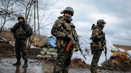 Ukrainische Soldaten an einem Checkpoint.