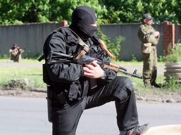Ein prorussischer Milizionär in der Stadt Donezk im Osten der Ukraine.