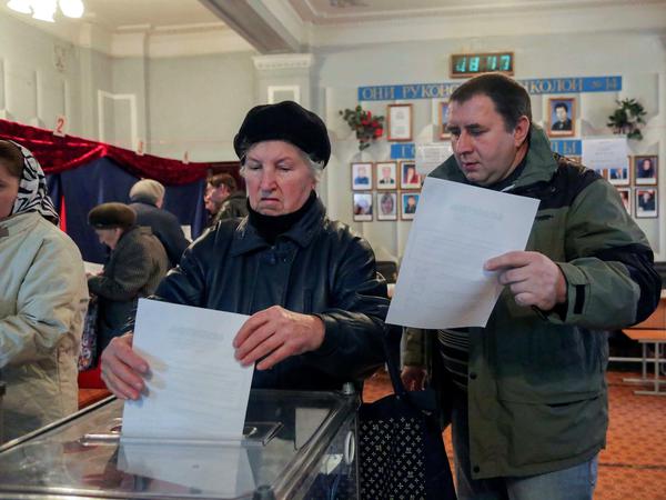 In der Ostukraine haben am Sonntagmorgen die umstrittenen Wahlen für neue Volksvertretungen und sogenannte Republikchefs in Lugansk und Donezk begonnen.