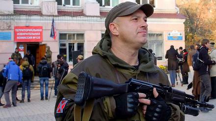 Ein Bewaffneter vor einem Wahllokal in der ostukrainischen Stadt Donezk.