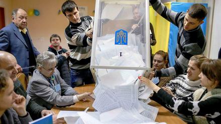 Auszählung der Stimmen in einem Wahllokal in Kiew.