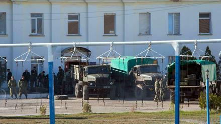 Ukrainische Soldaten verlassen die Krim.