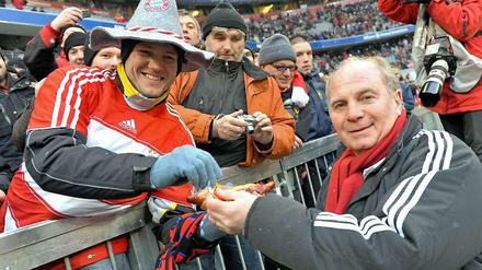 Uli Hoeneß mit einem Bayern-München-Fan