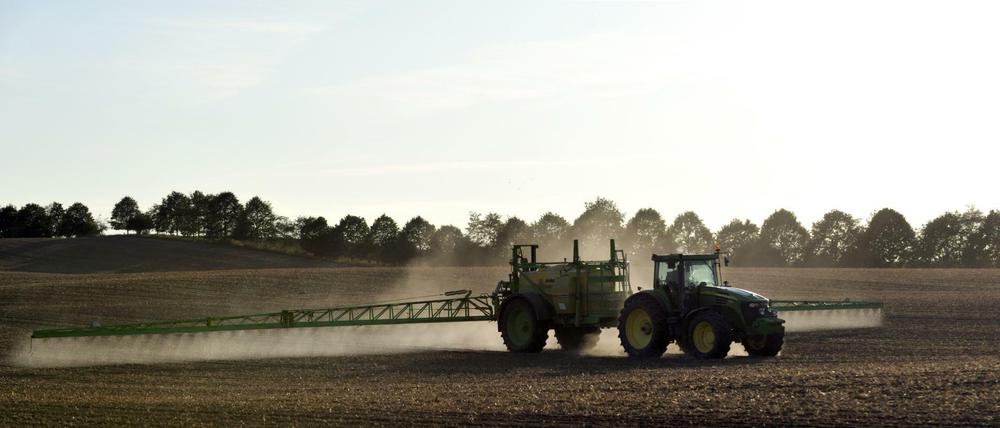 Vor der Saat wird Glyphosat ausgebracht, und manche Bauern in Europa tun das auch kurz vor der Ernte. 