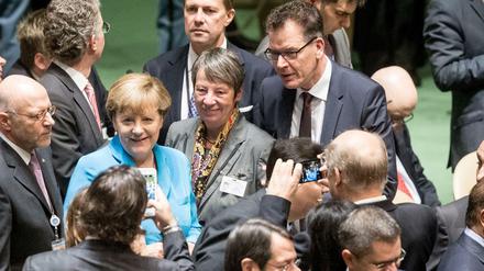 Bundeskanzlerin Angela Merkel (CDU) ist mit Umweltministerin Barbara Hendricks (SPD) und Entwicklungsminister Gerd Müller (CSU) zum Nachhaltigkeitsgipfel nach New York geflogen. 