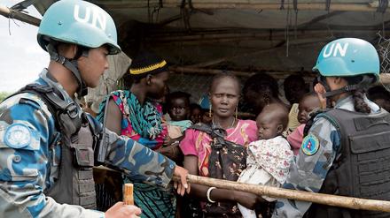 Die UN-Blauhelmtruppe im Südsudan versucht im ganzen Land etwa 200 000 intern vertriebene Menschen zu schützen und zu versorgen. Das ist schwierig, weil die Regierungstruppen die Lebensmittellager geplündert haben. 