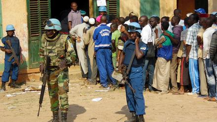 UN-Blauhelme bewachen die Wahllokale in der Hauptstadt Bangui. 