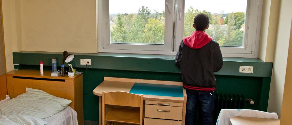 Ein 16-jähriger Flüchtling aus Eritrea, steht am 16.10.2014 in Nürnberg am Fenster seines Zimmers in einer Wohngruppe für unbegleitete minderjährige Flüchtlinge.