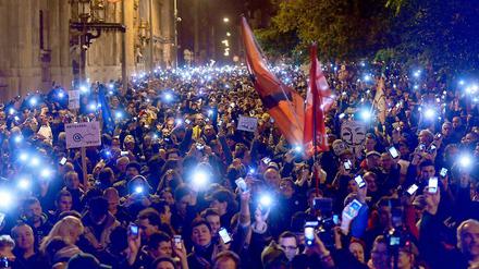 In Massen gehen die Ungarn auf die Straße, um gegen die Pläne von Viktor Orban zu protestieren.