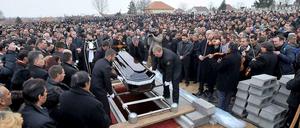 Trauerfeier für zwei ermordete Roma in Ungarn im Jahr 2009. Jetzt wurden die Täter verurteilt.