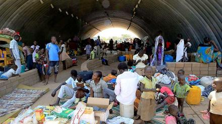 Zehntausende Menschen haben sich auf die Stützpunkte der UN-Blauhelmtruppe Unmiss geflüchtet. Das Foto zeigt Familien, die sich in einem Lagerhaus des UN-Sützpunktes Jabel außerhalb der südsudanesischen Hauptstadt Juba versuchen, irgendwie einzurichten. 