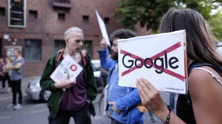 Unter dem Motto Kick Google aus dem Kiez protestieren Anwohner gegen den geplanten Google-Campus. 