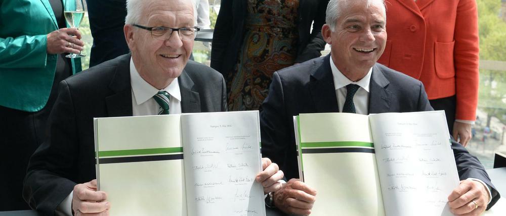 Der grüne Ministerpräsident Winfried Kretschmann und CDU-Landeschef Thomas Strobl unterzeichneten am Montag den Koalitionsvertrag in Stuttgart.