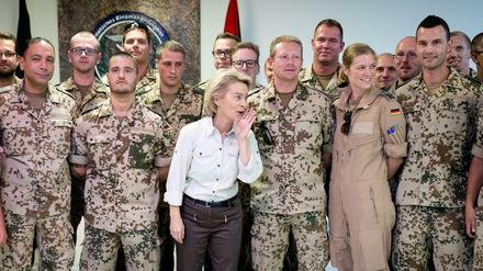Verteidigungsministerin Ursula von der Leyen mit Bundeswehrsoldaten