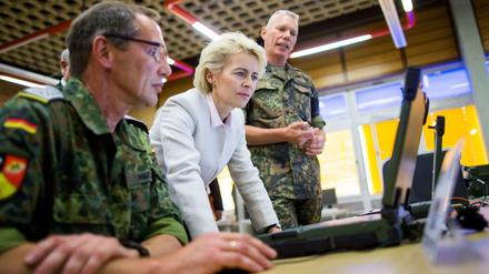 Bundesverteidigungsministerin Ursula von der Leyen lässt sich im Bundesamt für Ausrüstung, Informationstechnik und Nutzung der Bundeswehr in Euskirchen die IT-Systeme erklären.
