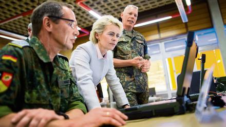 Verteidigungsministerin Ursula von der Leyen (CDU) lässt sich im Juli im in Euskirchen bei der Cyberabwehrtruppe die IT-Systeme erklären.
