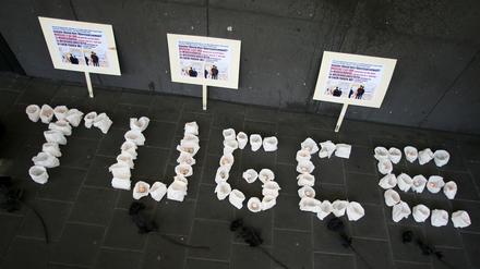 Angehörige und Freunde von Tugce trauern vor dem Landgericht in Darmstadt (Hessen) und haben nach der Urteilsverkündung Kerzen aufgestellt. 