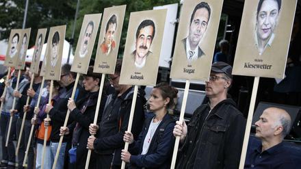Angehörige der Opfer des NSU-Terrors demonstrieren im Juli vor dem Oberlandesgericht München. 