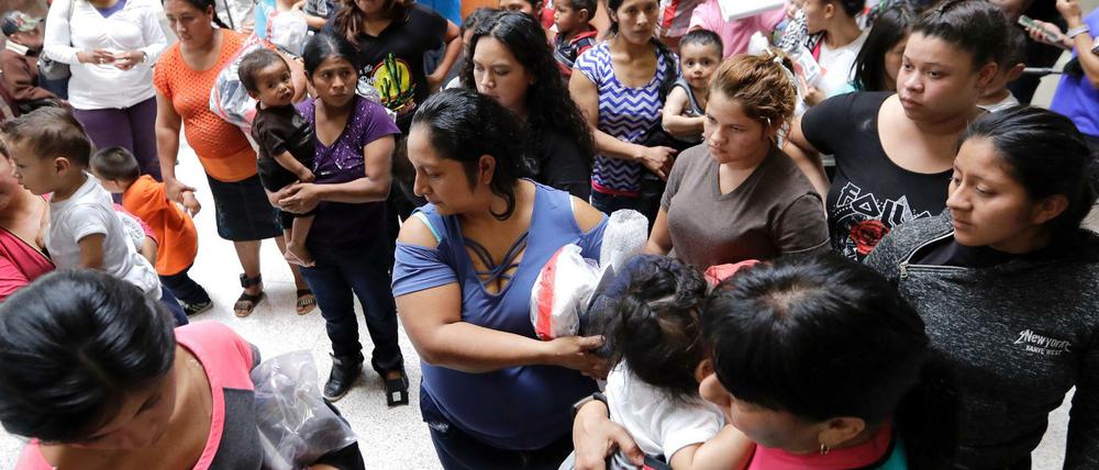 Einwanderinnen und ihre Kinder warten in einer Busstation in der Nähe der mexikanischen Grenze.