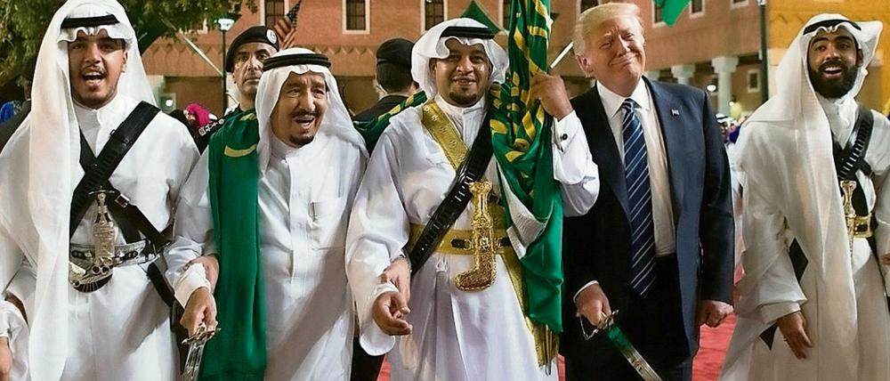 Schwerttanz mit Folgen. Im Mai stattete der US-Präsident Saudi-Arabien einen Besuch ab. Seitdem eskaliert die Lage im Nahen Osten.