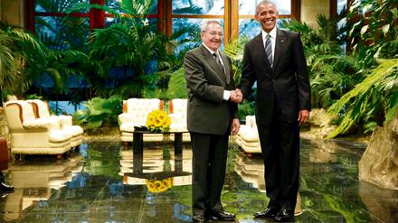US-Präsident Barack Obama und Kubas Präsident Raúl Castro trafen sich im Revolutionspalast zu einem historischen Händedruck. 