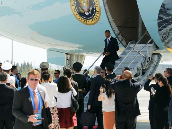 Kurzer Dienstweg: US-Präsident Barack Obama verlässt die Air Force One in Hangzhou über einen Nebenausstieg. Bei seiner Ankunft fehlte die sonst obligatorische Rolltreppe. 