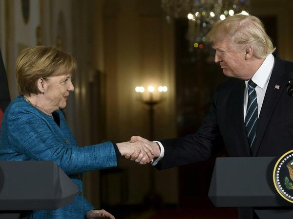 Handschlag nach der gemeinsamen Pressekonferenz: US-Präsident Donald Trump and Bundeskanzlerin Angela Merkel.