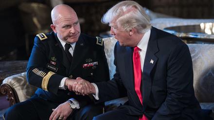 H.R. McMaster (links) wurde von Trump zum neuen Nationalen Sicherheitsberater ernannt.