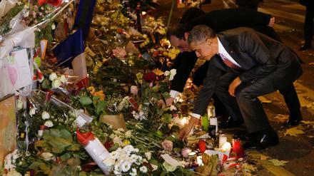 US-Präsident Barack Obama und Frankreichs Präsident Francois Hollande gedachten in der Nacht zu Montag vor dem Musikclub Bataclan der Opfer des Terrors von Paris.