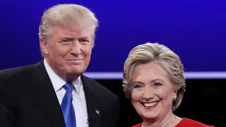 Donald Trump und Hillary Clinton geben sich im September die Hand. 