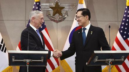 James Mattis, Verteidigungsminister der USA, gemeinsam mit Song Young-moo, Verteidigungsminister von Südkorea, in Seoul. 