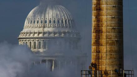 Die Kuppel des Kapitols in Washington im Qualm des Kapitol-Kraftwerks zu sehen, dem einzigen Kohlekraftwerk in Washington. 