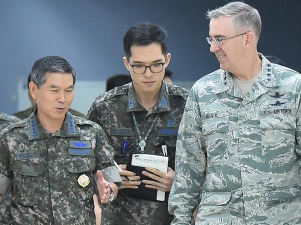Einen illegalen Befehl zum Einsatz von Atomwaffen würde er verweigern, sagt Vier-Sterne-General John Hyten (rechts), hier mit Jeong Kyeong-doo, Generalstabschef der südkoreanischen Armee.