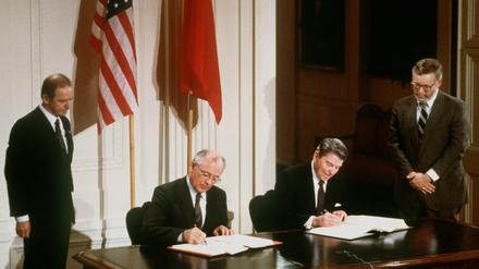 Historische Unterschrift: US-Präsident Ronald Reagan (r) und der sowjetische Parteichef Michail Gorbatschow unterzeichnen 1987 den INF-Vertrag zur Vernichtung der atomaren Mittelstreckenraketen.