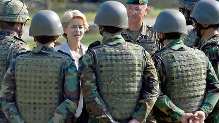Ministerin Leyen mit Soldaten. 