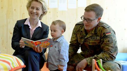 Familienfreundlicher will Leyen die Bundeswehr gestalten.
