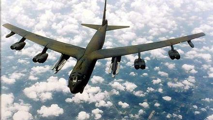 US-Bomber vom Typ B 52 überflogen eine Stunde lang das umstrittene Gebiet über dem ostchinesischen Meer.