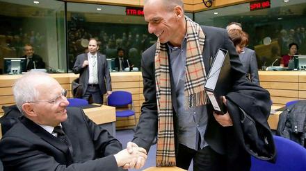 Grüßen sich herzlich. Die Finanzminister von Deutschland und Griechenland, Wolfgang Schäuble und Yanis Varoufakis am 11. Februar 2015 in Brüssel.